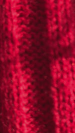Video laden en afspelen in Gallery-weergave, Vintage trui knitwear rood kabel
